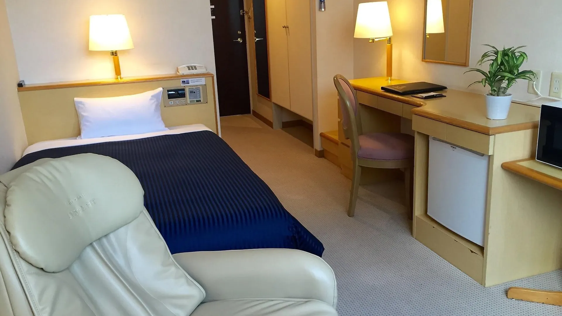 Hotel Livemax Sapporo Eki-Mae 2*,  Japan